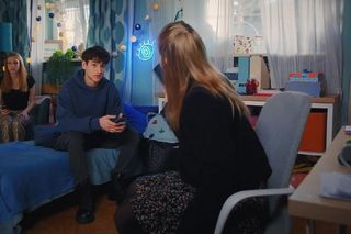 M jak miłość odc. 1864. Lenka (Olga Cybińska), Sara (Nadia Smyczek), Grzesiek (Borys Wiciński)