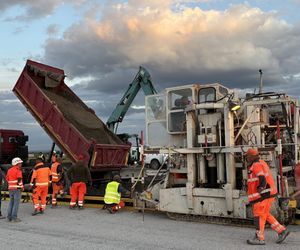 Budowa drogi startowej na lotnisku w Jasionce prawie na finiszu. Zakończenie prac planowane jest na październik