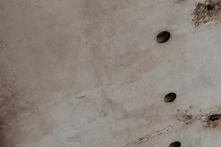 Zieleniak w Gdańsku - zdjęcia. Zamiast osłon na lampy użyto tu w PRL-u garnków