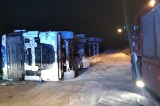 Ciężarówka przewróciła się w Zabrzu podczas rozładunku. Kierowca trafił do szpitala