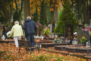 Idziesz na cmentarz? Koniecznie weź to ze sobą! Prosty trik pomoże rozwiązać potężny problem