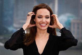 Angelina Jolie na premierze filmu Czarownica. Louboutin specjalnie dla niej zaprojektował złote szpilki!