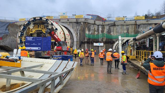 Wielkie chińskie maszyny TBM drążą najdłuższy tunel kolejowy w Polsce