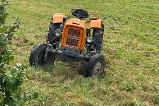 Zakliczyn: Pijany traktorzysta dachował i uciekł z miejsca zdarzenia