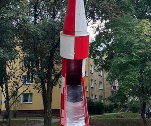 Lublin świętuje 65-lecie placu zabaw na LSM. Rakieta i gazik wciąż przyciągają dzieci
