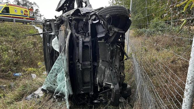 Dramat na drodze. Bus roztrzaskał się o barierki. Są ranni 