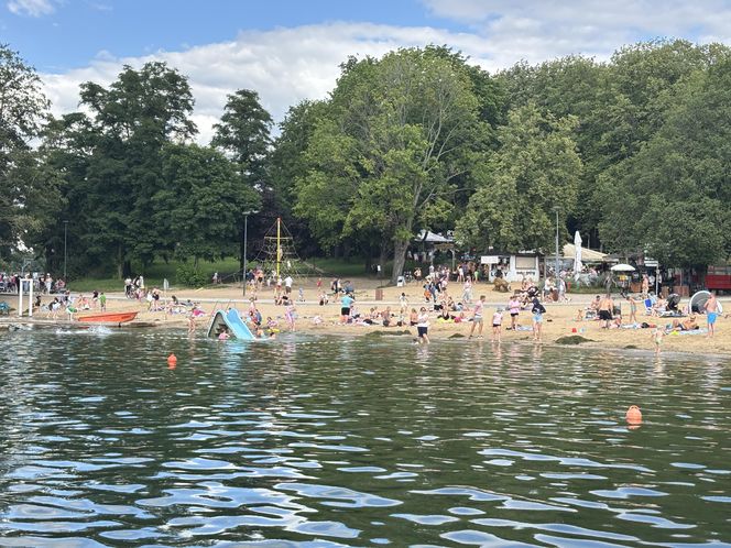 Wakacyjny patrol Eska Summer City na olsztyńskiej Plaży Miejskiej