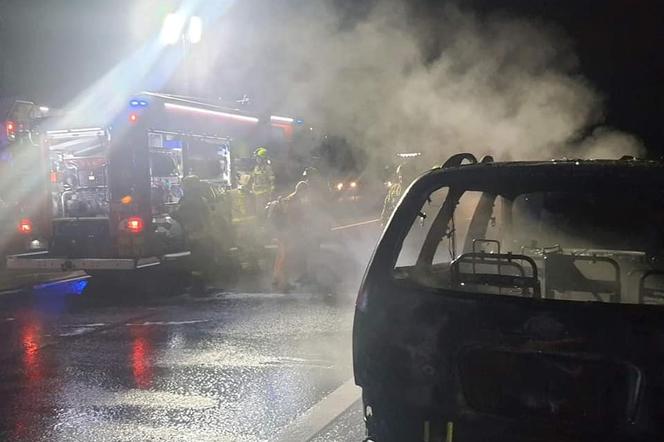 Pożar samochodu na S3 pod Skwierzyną. Na drugm pasie doszło do zderzenia