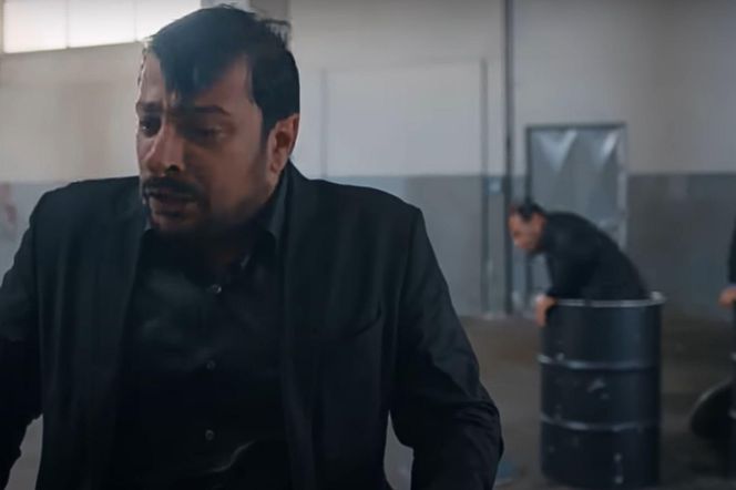 Idris i jego ludzie ukryją się przed Yamanem w beczkach 