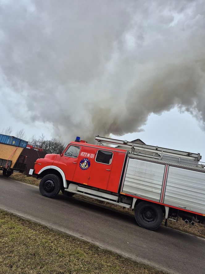 Kilkanaście wozów strażackich gasiło pożar miejscowości Kalinowy Dół 