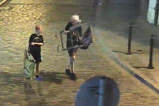 Tak się bawią nocą bydgoszczanie w centrum miasta. Czego się nie da wrzucić do Brdy, biorą do domu lub wręczają wybrance serca