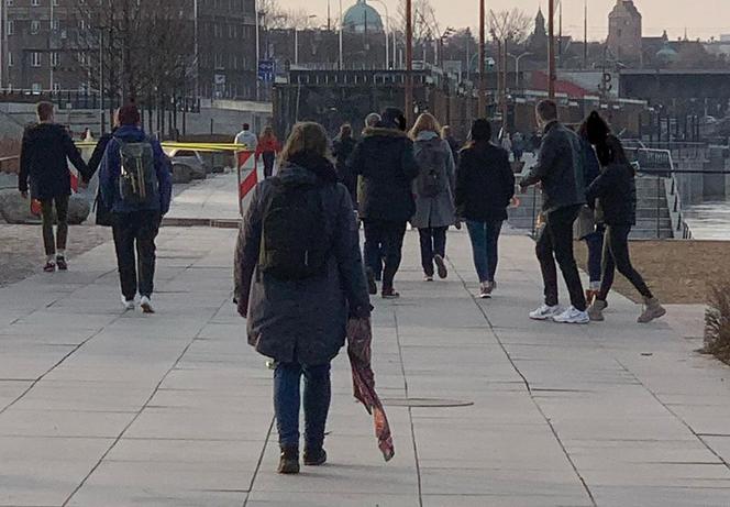 Tłumy nad Wisłą podczas epidemii