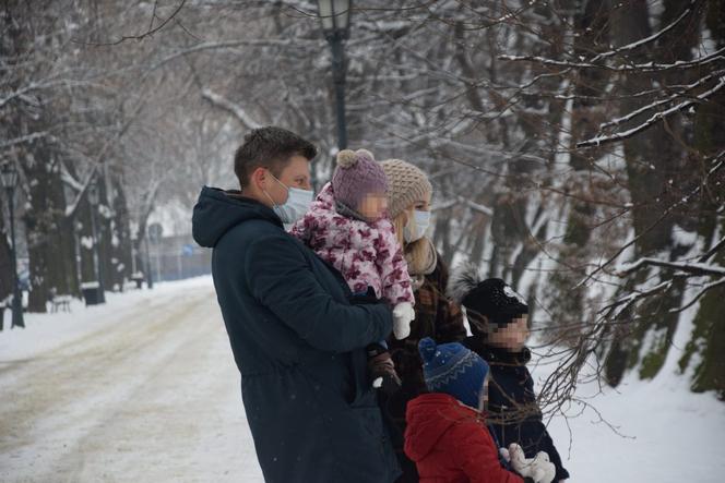 Marcin Warchoł ulepił bałwana i wycałował żonę