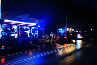 Makabryczny pożar w Zduńskiej Woli! Dwie osoby nie żyją, kolejnych pięć zabrały karetki [ZDJĘCIA].