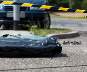 Leżał martwy na drodze z raną głowy. Tajemnicza śmierć 30-latka w Świętokrzyskiem