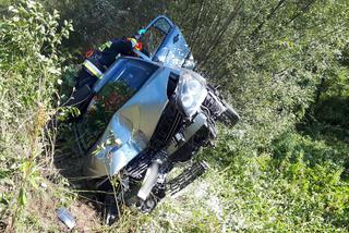 O krok od tragedii w Naszacowicach. Opel uderzył w latarnię i zatrzymał się na skarpie