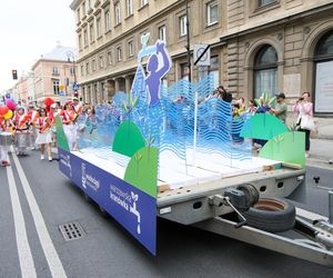 Parada Syrenki 2025 przeszła ulicami Warszawy. Na trasie 20 barwnych platform