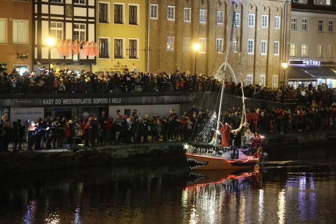 Tysiące mieszkańców i turystów w Gdańsku na powitaniu Świętego Mikołaja i inauguracji wielkiej choinki 