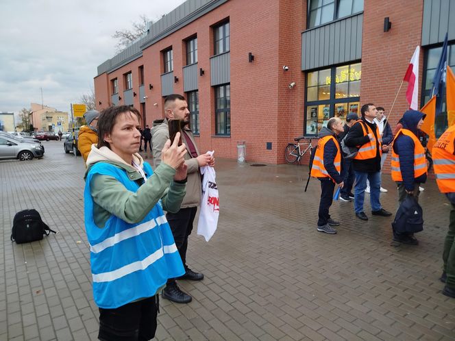 Pracownicy Zakładu Linii Kolejowych pikietowali w Siedlcach! Poparli ich siedleccy radni