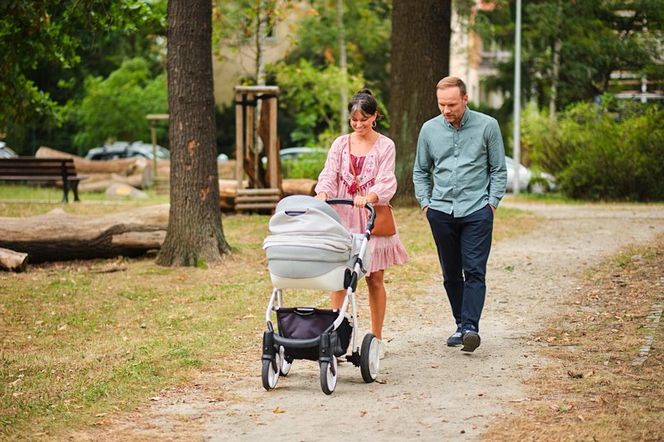 Pierwsza miłość, odcinek 4098. Lilka (Sylwia Sokołowska), Janek (Maciej Mikołajczyk)