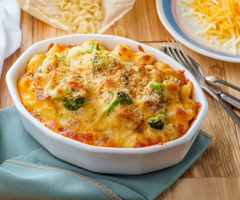Co zrobić z tuńczykiem z puszki? Najlepszą zapiekankę z makaronem i warzywami