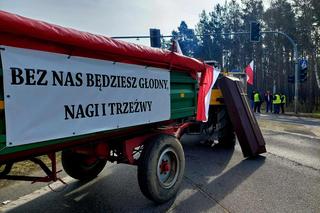 Totalna blokada DK 80 pod Bydgoszczą. Duże utrudnienia dla kierowców. Rolnicy ustawili barykadę, palą drewno, organizują pogrzeb [ZDJĘCIA, LOKALIZACJE PROTESTÓW W REGIONIE]]