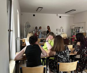 Wakacyjny patrol Eska Summer City w olsztyńskim oddziale Szkoły Policealnej Pascal