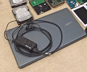 Jak w domu z horroru! 52-latek kolekcjonował w mieszkaniu broń i pornografię dziecięcą. Trafi za kratki