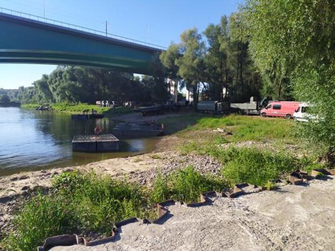 Rozpoczyna się się budowa mostu pontonowego na Wiśle! Jak wygląda?