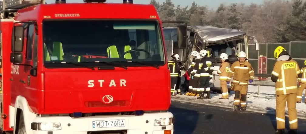 Zderzenie autokarów pod Warszawą. Jednym z nich jechały dzieci