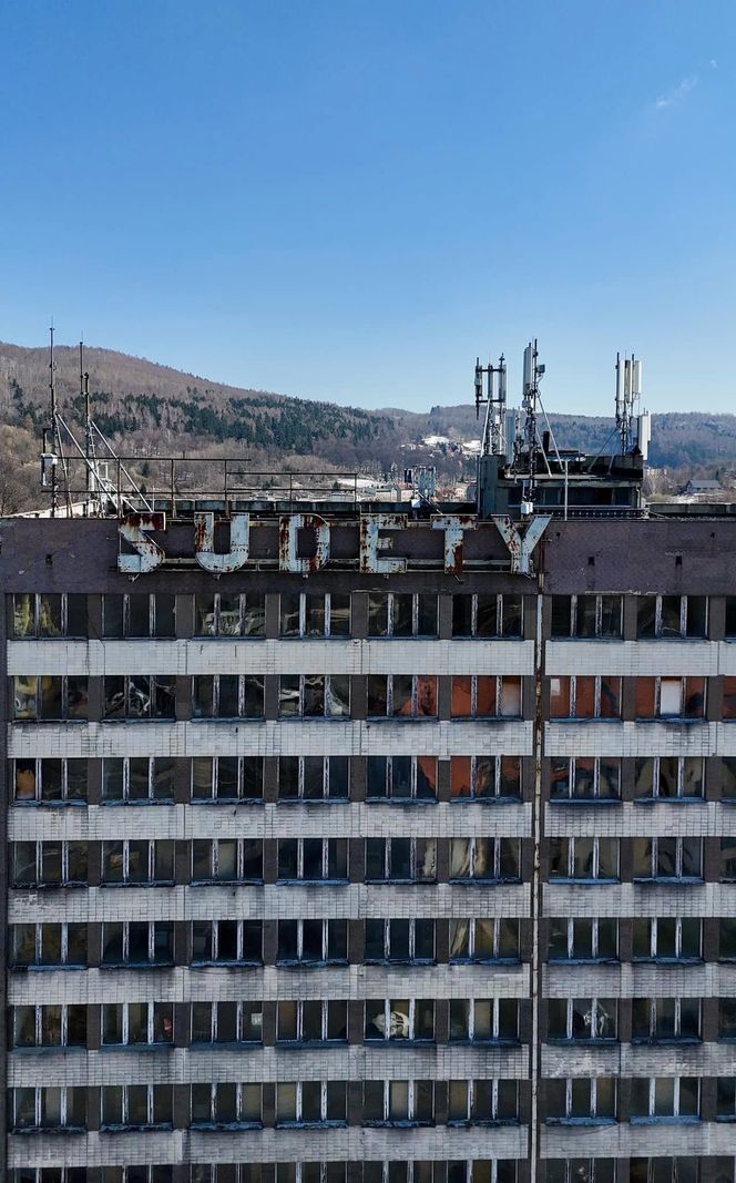 Kiedyś przyjeżdżali tu znani ludzie z całej Polski. Dziś, ogromny hotel z PRL-u stoi opuszczony w Wałbrzychu 