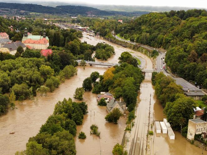 Powódź 2024 w Kłodzku. Miasto tonie, ogrom tragedii widać na zdjęciach z lotu ptaka