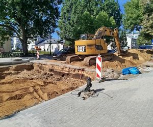 Rozkopanie dużego skrzyżowania odsłoniło fragmenty historii miasta Siedlce
