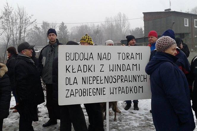 Mieszkańcy Stoków protestują [WIDEO]. Będą musieli nadkładać 2 kilometry na przystanek