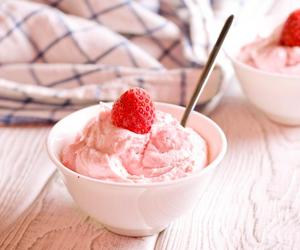   Słodki, puszysty, truskawkowy - mus, który podbije twoje serce. Przepis tak łatwy, że zapragniesz go robić codziennie 