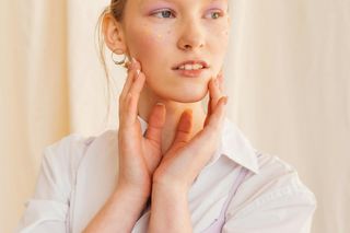 Fryzura z przedziałkiem