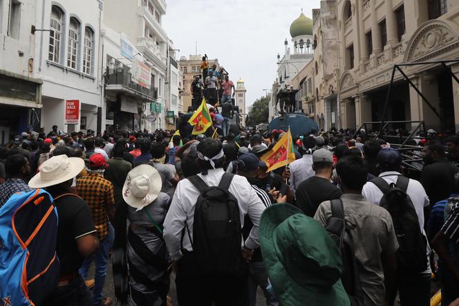 Sri Lanka. Ogromne protesty w Kolombo. Prezydent uciekł ze swojej rezydencji [ZDJĘCIA]