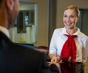 3. Hostessa i pracownik obsługi eventowej