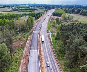 Trwa remont gierkówki w województwie  śląskim. Drogowcy układają nawierzchnię