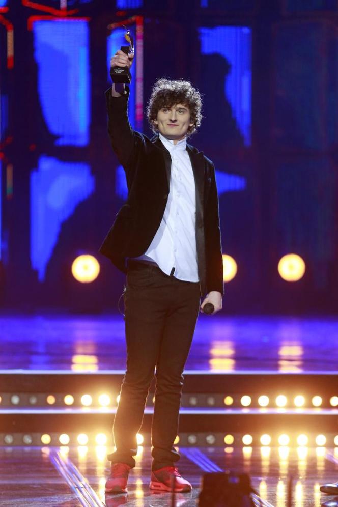 Dawid Podsiadło rozczula fanów swoją aparycją. Jego niewinna mina dodaje mu uroku