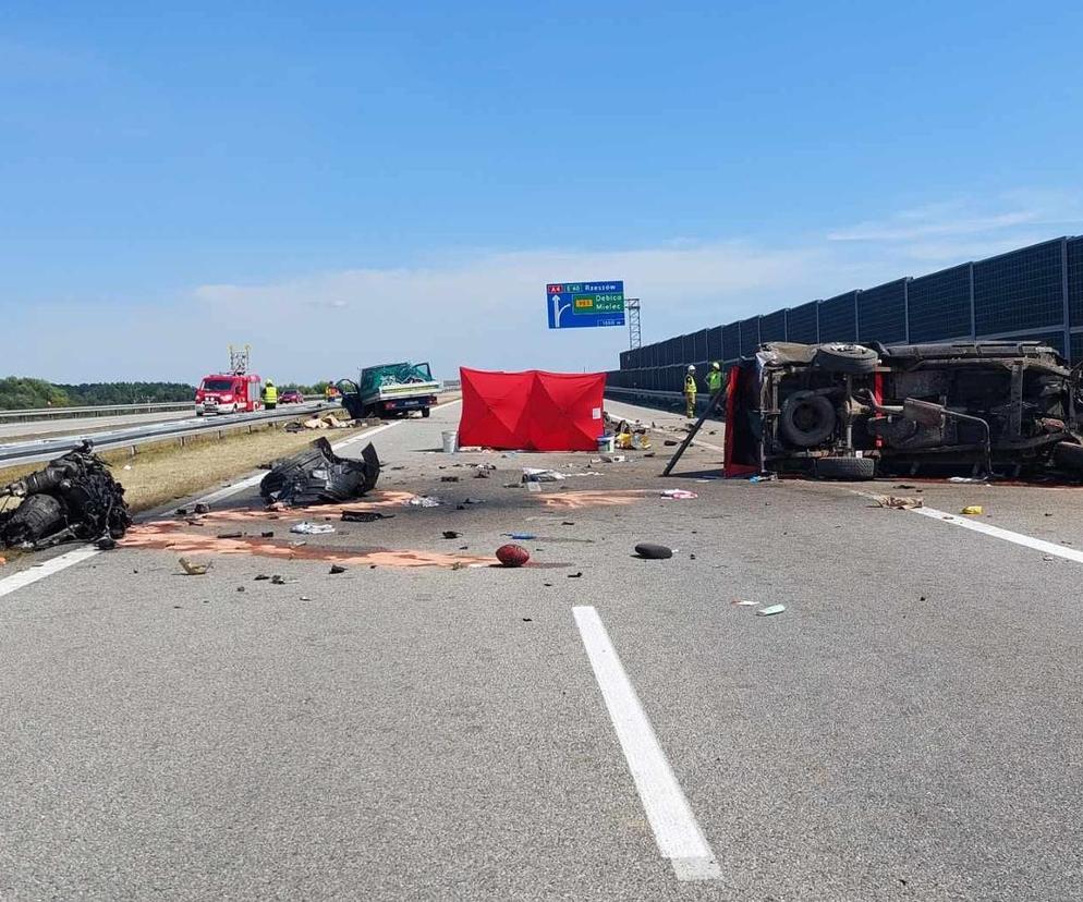 Pickup koziołkował na autostradzie. Straszne skutki zderzenia z busem