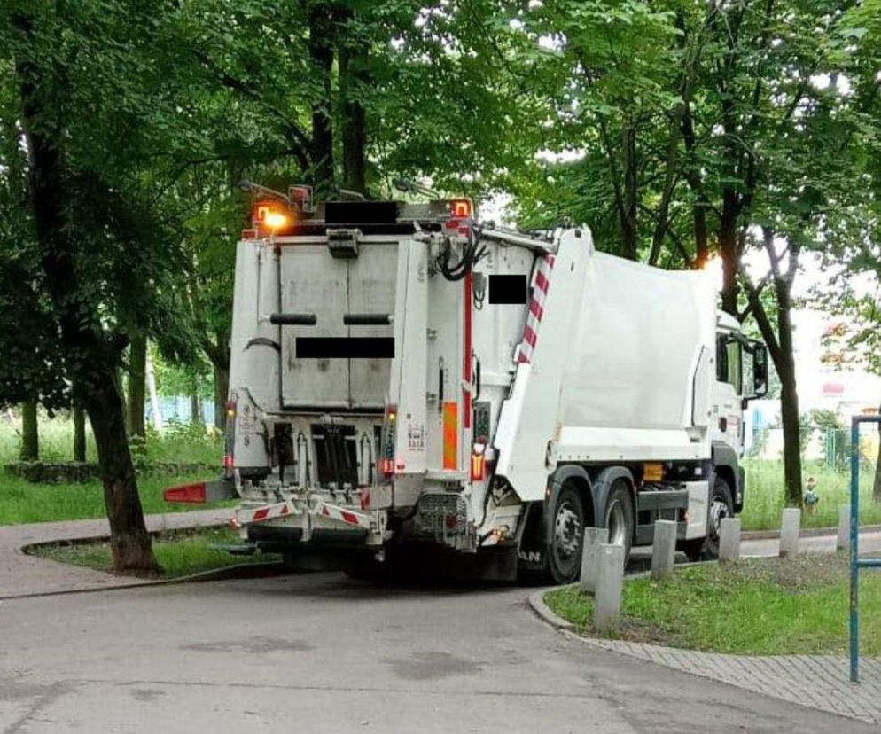 Kierowca śmieciarki jechał zygzakiem. Mówił, że to wina kompotu