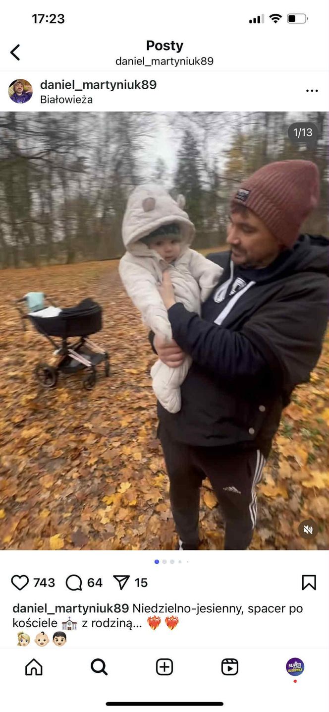 Co za przemiana! Daniel Martyniuk z żoną i dzieckiem na spacerze