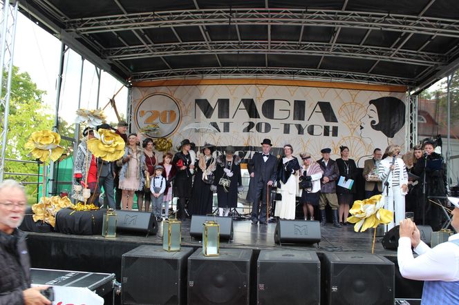 Było spotkanie z modą, muzyką i samochodami z lat 20. w Korczewie. Za nami impreza „Magia lat 20-tych” 2025