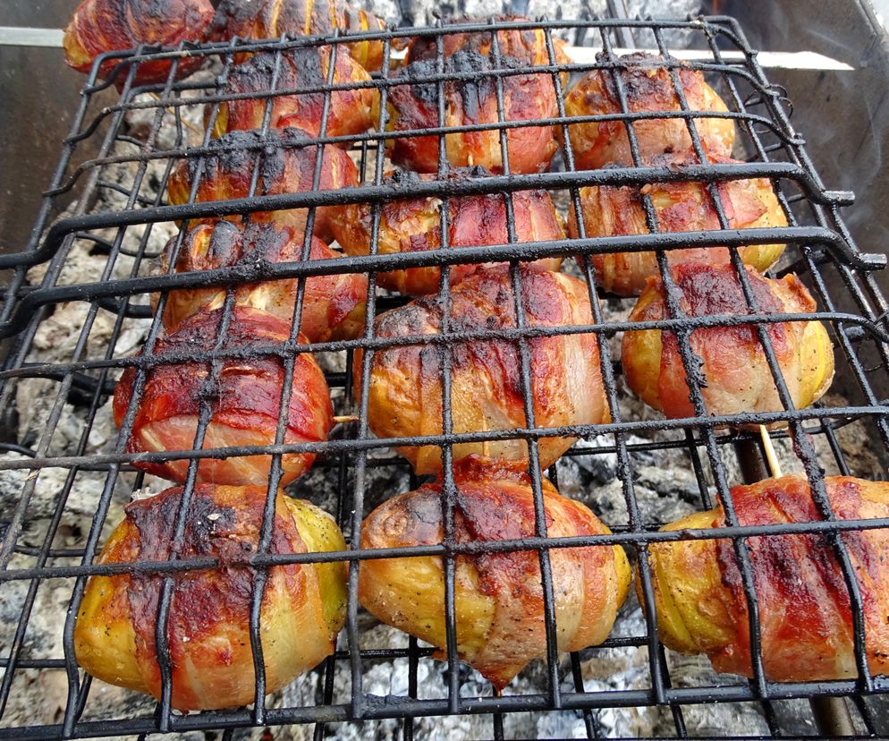 Młode ziemniaki z grilla w boczku: tak smacznych jeszcze nie jedliście