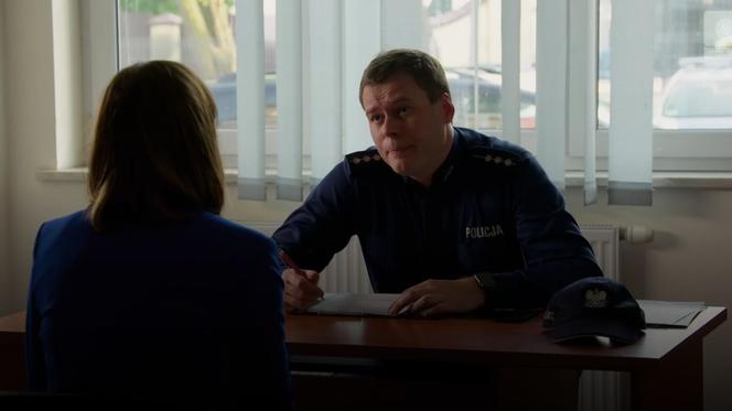 Przyjaciółki 14 sezon, odc. 165: Zuza (Anita Sokołowska), policjant (Maciej Skuratowicz)