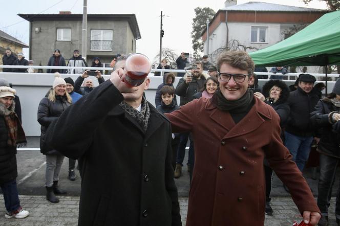 Oblali nowy tunel szampanem! Wyśmienite humory urzędników w Sulejówku 