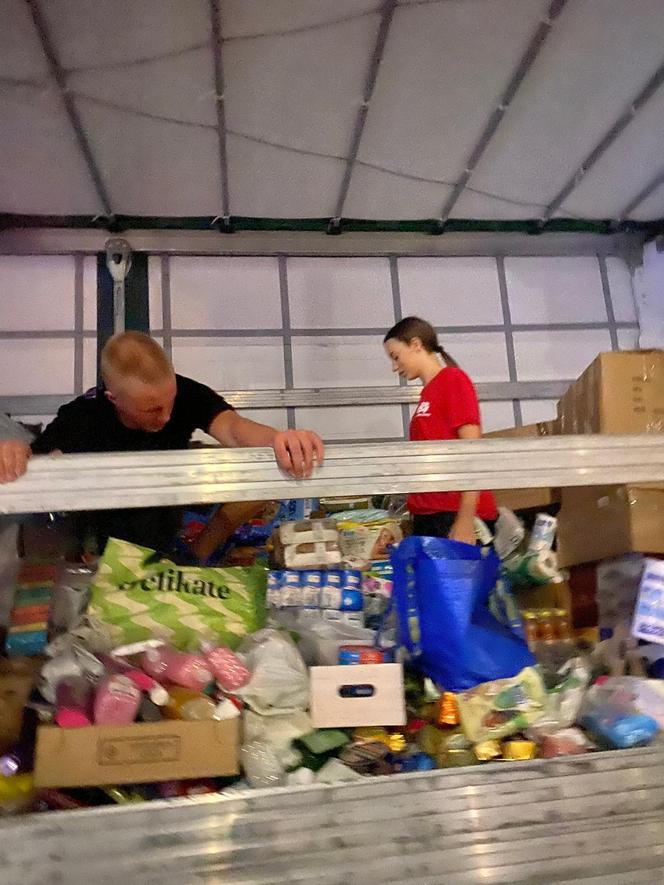 Strażacy-ochotnicy zorganizowali zbiórkę dla powodzian. „Udało się zapełnić tira po brzegi” [ZDJĘCIA]