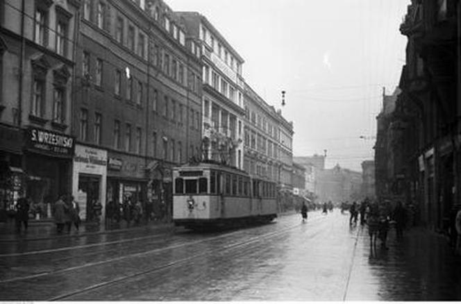 Tramwaj typu Nordwaggon Bremen przejeżdżający ul. 3 Maja. Katowice, rok 1933