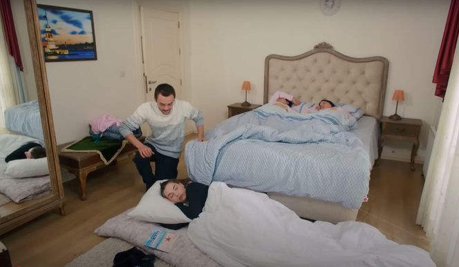 Alper zboczeńcem! Rankiem zakradnie się do sypialni kobiet.